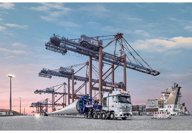 PB: Mit dem SCHEUERLE RBTS verlassen die über 85 Meter langen Rotorblätter sicher verladen den Hafen von Wilhelmshaven. / ©: TII Group