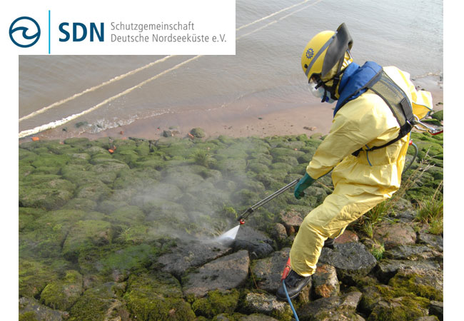 PB: Einsatzkräfte des Technischen Hilfswerks und der Feuerwehr errichteten umgehend Ölsperren / ©: SDN