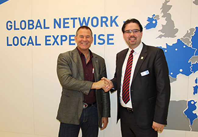 PB: Dr. Thomas Tschiesche (l.) und Marko Lieske (r.) besiegeln die Kooperation mit Handschlag auf der WindEnergy Hamburg 2018. / ©: VSB