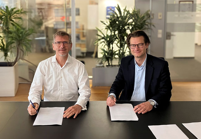 Pressefoto: Unterzeichnung des Kooperationsvertrags durch Dr. Gunar Hering, ENERTRAG, und Dr. Tim Ebert, EBERT / ©: Sebastian Reh/ENERTRAG