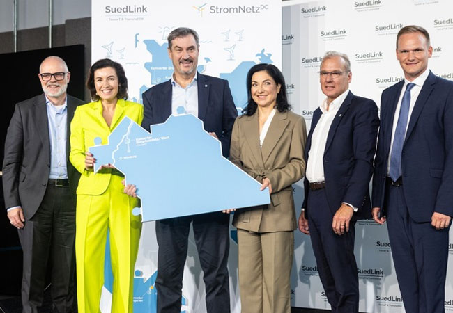 PB: Mit einem Festakt in Oerlenbach (Landkreis Bad Kissingen) haben heute Bayerns Ministerpräsident Dr. Markus Söder, Bundesenergieministerin Katherina Reiche, Bundesforschungsministerin Dorothee Bär und TransnetBW-Chef Dr. Werner Götz die Bauarbeiten für SuedLink in Bayern offiziell eröffnet. Rund 130 Kilometer des insgesamt 700 Kilometer langen Erdkabelprojekts werden in Bayern realisiert. / ©: TransnetBW - Benjamin Stollenberg