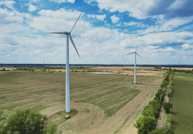 Pressefoto: Aktueller Blick auf den Windpark Löberitz: Im Zuge des Repowerings werden die fünf Altanlagen durch drei moderne Vestas V172 mit je 7,2 MW ersetzt – die Gesamtleistung verfünffacht sich. / ©: VSB Gruppe