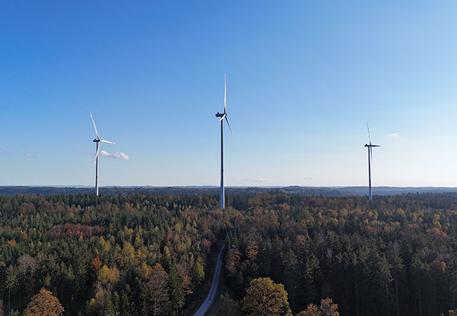 PB: Windpark Rote Steige - Blick auf drei Windräder des Windparks Rote Steige. Die Stadtwerke Schwäbisch Hall erweitern den Standort um zwei weitere Anlagen. / ©: Stadtwerke Schwäbisch Hall GmbH