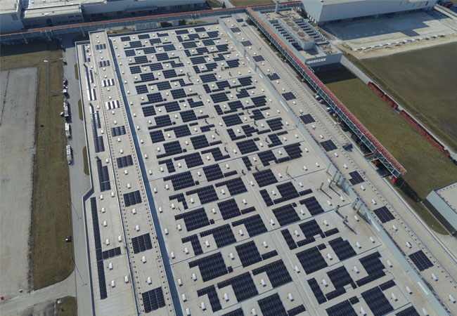 PB: Großflächige Photovoltaikanlage von Sunrock bei der AUDI AG in Münchsmünster, Bayern. Copyright: AUDI AG.