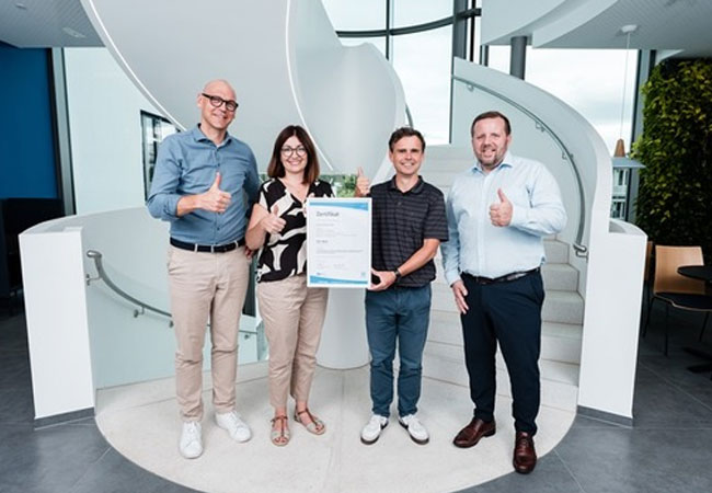 PB: v.L.: Robin Grey (Geschäftsführer badenovaNETZE), Julia Bär und Jörg Biegel (Qualitätsmanagementbeauftragte badenovaNETZE); Dirk Sattur (Vorstand badenova) 