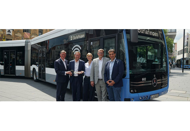 PB: von links: Till Oberwörder (CEO Daimler Buses), Martin Ansbacher (Oberbürgermeister von Ulm), Katrin Albsteiger (Oberbürgermeisterin von Neu-Ulm), Ralf Gummersbach (Geschäftsführer SWU Verkehr) und Klaus Eder (Geschäftsführer Stadtwerke Ulm/Neu-Ulm GmbH) 