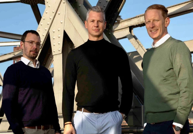 PB: v.l.n.r.: Björn Burau (CFO), Hauke Brümmer (CEO) und Hendrik Böschen (COO) / ©: ENOVA Holding GmbH & Co. KG