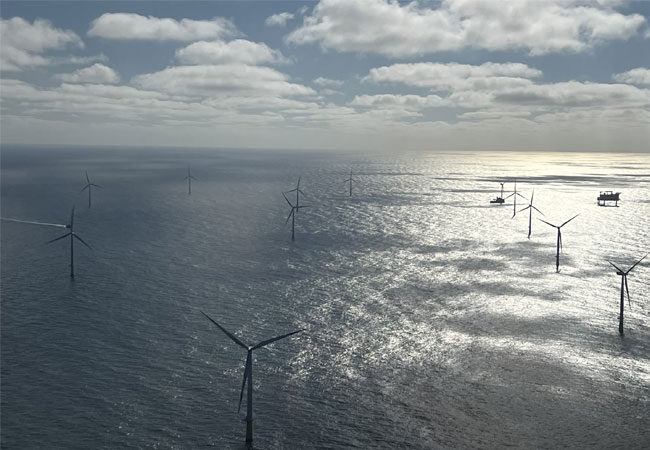 PB: Die Salzwasserelektrolyse zur Produktion von grünem Wasserstoff mithilfe mariner Mikroben soll zukünftig genau dort stattfinden, wo auch der Strom entsteht: an Offshore-Windanlagen. / Foto: Carolin Skottke