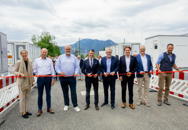PB: Feierliche Eröffnung mit (vlnr.): Indra Baier-Müller (Landrätin Oberallgäu), Thomas Kiechle (Oberbürgermeister Stadt Kempten), Christoph Ostermann (CEO green flexibility), Eric Beißwenger (Staatsminister für Europafragen und Internationales), Michael Lucke (CEO AÜW), Ludwig Hartmann (Vizepräsident des Bayerischen Landtags / Bündnis Grüne), Alexander Hold (Vizepräsident des Bayerischen Landtags / Freie Wähler), Nico Sentner (Bürgermeister Stadt Immenstadt)