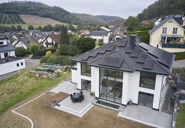PB: Photovoltaik auf dem Dach optimal ausgerichtet © Intelligent heizen / Bjoern Luelf