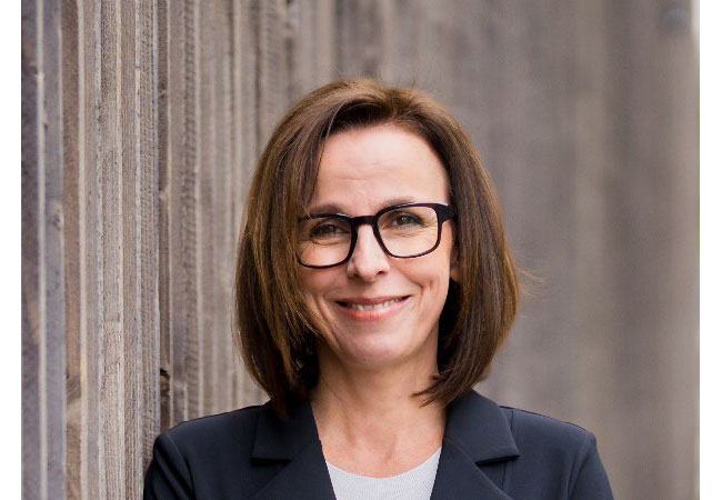 PB: Ulrike Deschka, seit 1. Juli 2025 Chief Administrative Officer der Ensinger Gruppe, führt das Unternehmen gemeinsam mit Ralph Pernizsak und Björn Schneekloth. / ©: Ensinger GmbH