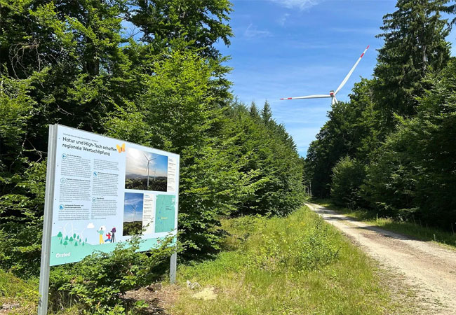 PB: Fünf anschauliche Infotafeln laden entlang des Wanderwegs zu einer kurzen Rast ein. / ©: Ørsted