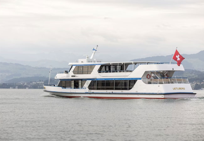 PB: Fährt nach der Umrüstung auf Elektroantrieb jetzt emissionsfrei auf dem Zürichsee, das Fahrgastschiff „Uetliberg“. / ©: ZSG