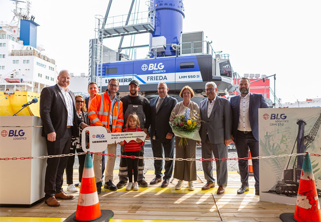PB: v.l.n.r.: Eric Hein (Liebherr), Elke Kreowski (Schwiegermutter des Gewinners), Maik Laudan (Liebherr), Karsten Dirks (operativer Geschäftsführer BLG AutoTerminal Bremerhaven), Roberto Larze (Gewinner des Namenswettbewerbs) mit seiner Tochter Caramia Frieda, Axel Krichel (Vorstandsmitglied & COO BLG-Gruppe), Kristina Vogt (Senatorin für Häfen, Wirtschaft und Transformation), Melf Grantz (Oberbürgermeister der Stadt Bremerhaven) und Andreas Ritschel (Liebherr) vor dem neuen Hafenmobilkran der BLG.