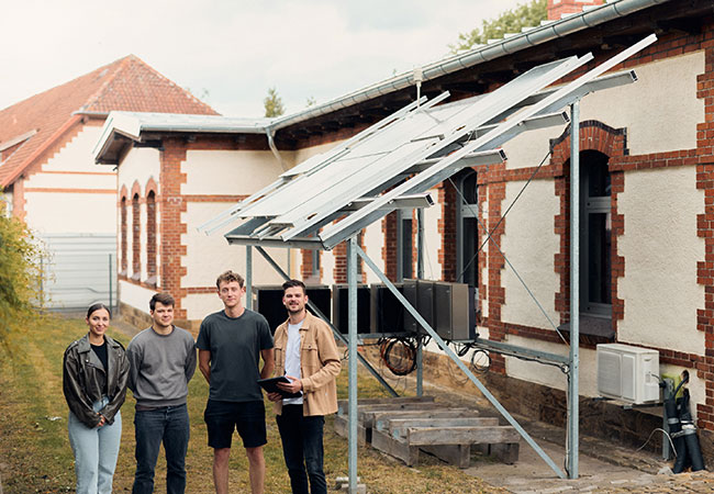Die Studierenden bearbeiten die praxisnahen Aufgabenstellungen eigenverantwortlich im Team. (Foto: P. Pollmeier/HSBI)