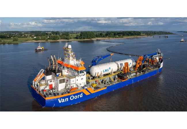 PB: Van Oords Saugbagger Vox Ariane hat seine erste Bio-LNG-Betankung auf der Elbe in Deutschland abgeschlossen / ©: Van Oord