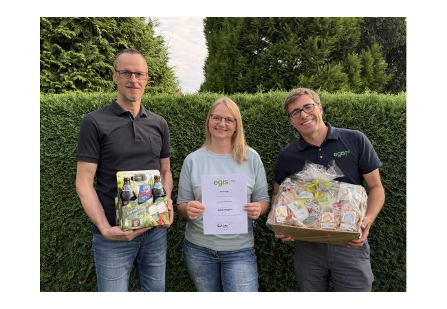 PB: Grund zur Freude: Pascal Lang gratuliert Irina Riedel zur 3.000. Mitgliedschaft bei der EGIS eG (v.l.n.r.: Uwe und Irina Riedel, Pascal Lang, Vorstandsvorsitzender der EGIS eG). Bildquelle: EGIS eG