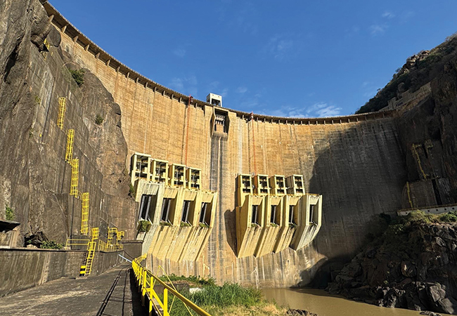 PB: Angetrieben von den Wassermassen des aufgestauten Flusses Sambesi, erzeugen die Generatoren im Cahora-Bassa-Staudamm als wichtiger Eckpfeiler der Energieversorgung von Mosambik mehr als zwei Gigawatt an elektrischer Leistung. / ©: EMH