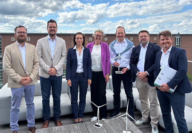 PB: Vertragsunterzeichnung über Bau und Lieferung von 15 x E-175 EP5 E2 (von links nach rechts): Tobias Vogel, ENERCON After Sales Manager, Dennis Edelbrock, CFO CPC Germania, Melina Tacke, CEO CPC Germania, Melanie Niemann, ENERCON Sales Director Germany, Joachim Binotsch, CTO CPC Germania, Gunnar Schwender, CPC Germania Legal Counsel, Johannes Schnabel, ENERCON Deputy Head of Sales and After Sales Germany S-O. / ©: ENERCON