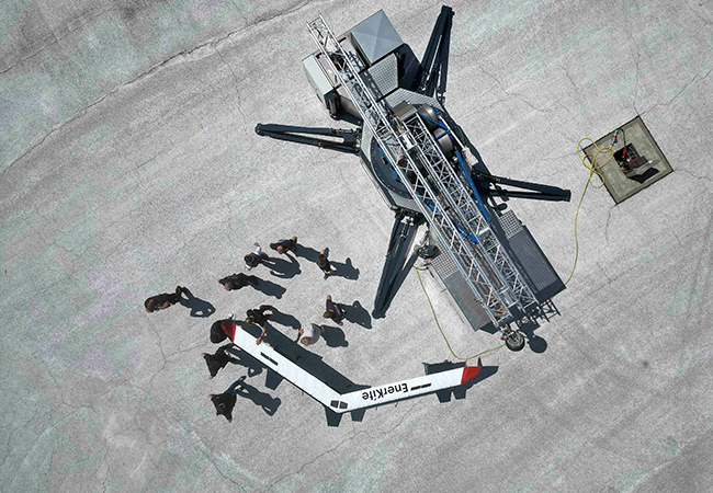 PB: Die neu entwickelte EnerKíte Bodenstation ist betriebsbereit und wird nach erfolgreichen Flugtests im Jahr 2026 in den Demonstrationsbetrieb bei ersten Kunden gehen. / ©: EnerKíte GmbH / Fotograf: Jan Pauls