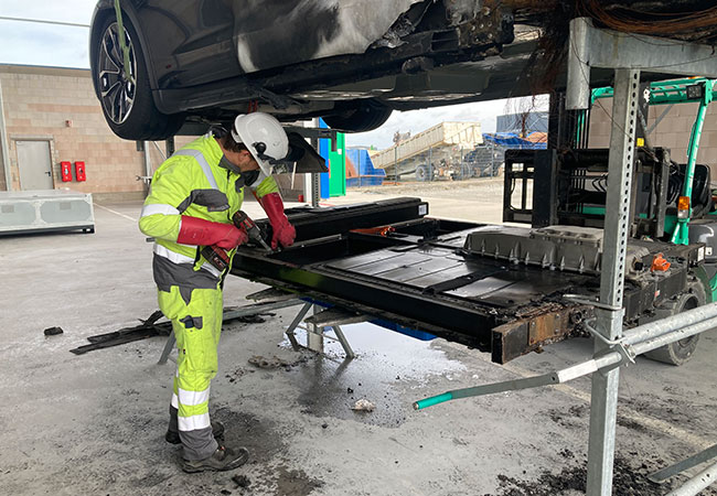 PB: Fachgerechte Entnahme eines Lithium-Ionen-Speichers nach einer Havarie / ©: Gütegemeinschaft Verkehrsflächenreinigung und Unfallstellensanierung e. V.