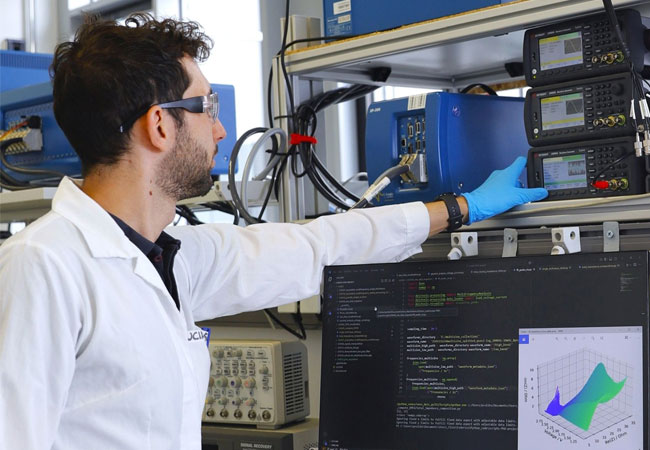 PB: Laboraufbau zur computergestützten Echtzeit-Impedanzmessung an einer Lithium-Ionen-Batteriezelle zur Analyse des Zustands / ©: Fraunhofer IFAM