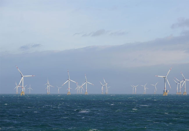 PB: Windenergieanlagen befinden sich häufig im Meer und sind damit für Wartungsarbeiten nur schwer zugänglich. Ein neuer Chip soll helfen, Schäden aus der Ferne zu erkennen. / ©: Fraunhofer IWES