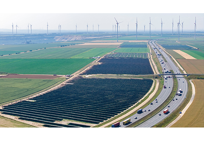 PB: Erweiterung des Photovoltaikprojekts entlang der Autobahn 44n um rund 20 Megawatt peak / ©: RWE