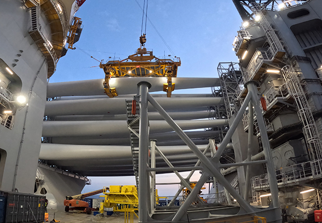 PB: Die Installationsarbeiten für Sofia auf See schreiten gut voran und werden von Siemens Gamesa mithilfe des Spezialschiffs Wind Peak durchgeführt, das von der Firma Cadeler vom Hafen in Hull aus betrieben wird. / ©: RWE