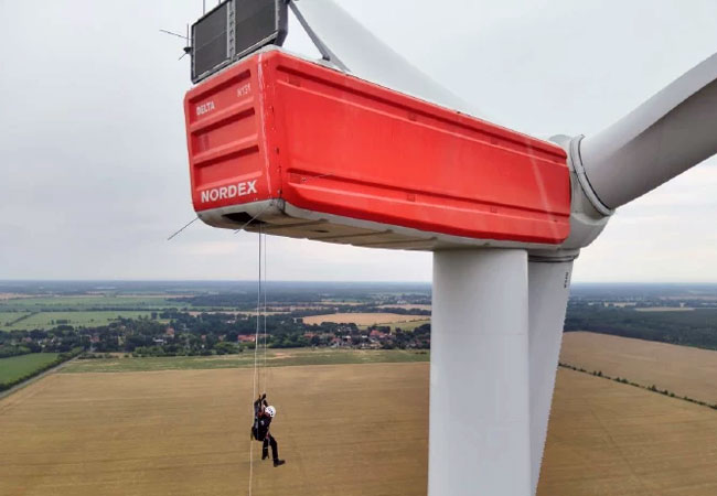 PB: Ein umfassendes Höhentraining ist die Voraussetzung für das Betreten einer Windkraftanlage. / Foto: WEMAG/Remo Groß