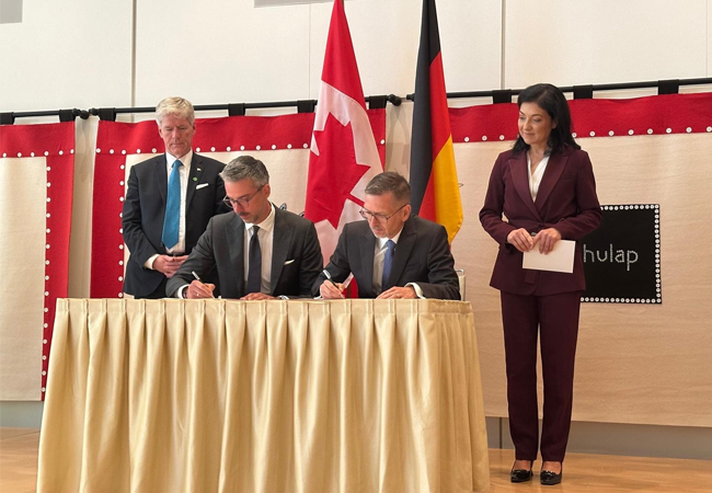 Pressebilde: Unterzeichnung im Rahmen des Deutsch-Kanadischen Critical Minerals Round-Table in Berlin / ©: Rock Tech Lithium Inc.