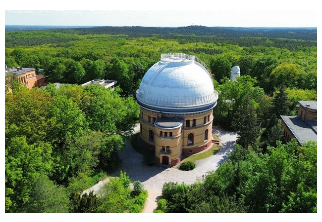 PB: Der Schein trügt: Obwohl die Bäume auf dem Telegrafenberg in Potsdam in sattem Grün erstrahlen, ist der Bestand infolge von Hitze und Trockenheit bereits zu 78 Prozent geschädigt. Ein Landschaftskonzept soll den Campus klimaresilient, biodivers und nachhaltig gestalten. / ©: Drees & Sommer SE