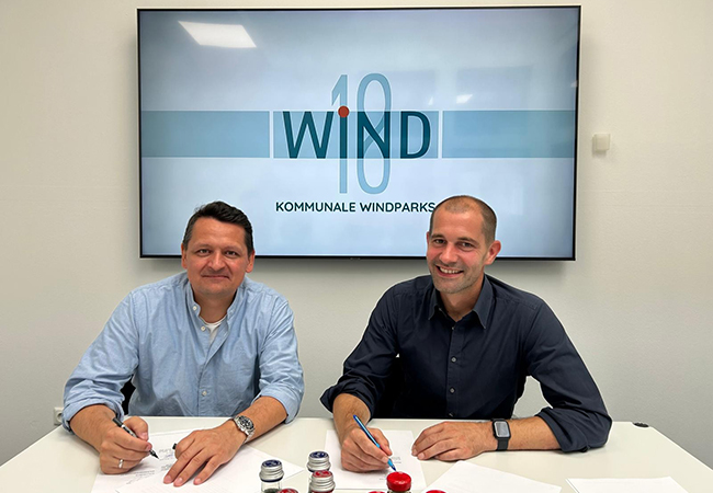 Pressefoto: Richard Winderl, Geschäftsführer Wind 18 und CAV Vorstand Hubertus Päffgen bei der Unterzeichnung der strategischen Partnerschaft / ©: Wind 18 GmbH