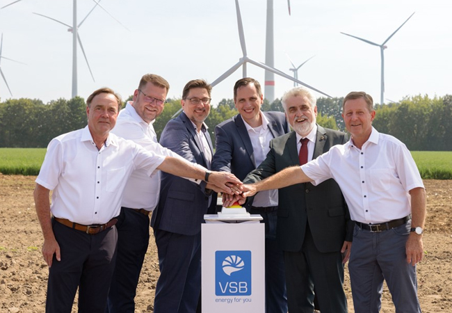 PB: Start frei für grüne Energie: Die VSB nimmt mit dem symbolischen Buzzerdruck den Windpark Elster in Betrieb – eines der größten Repowering-Projekte Europas / © VSB Gruppe/Benjamin Gierig