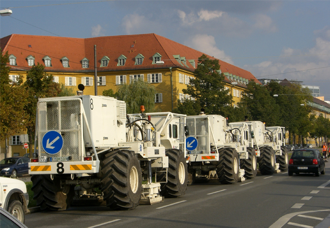 PB: Vibro-Trucks liefern Infomationen zur Beschaffenheit des Untergrundes bis in mehrere Kilometer Tiefe / ©: DMT GROUP