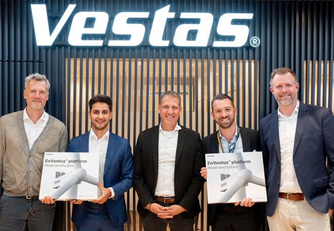 PB: Shake Hands nach der Vertragsunterzeichnung bei Vestas (v. li.): Jan Hendrik Rowold, Leiter Alterric-Einkauf; Felipe Alexander Ruoff, Vestas Sales Manager Sales Germany North; Holger Boxnick, Geschäftsführer Alterric Deutschland und Leiter Alterric Erzeugung; Guillaume Hounsome, Senior Sales Director; und Hendrik Stalljann, Leiter Engineering & Construction bei Alterric. / Alterric