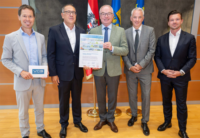 PB: Bei der Übergabe des VCÖ-Mobilitätspreis Niederösterreich in St. Pölten (v.l.n.r.): Christian Gratzer (VCÖ), Jürgen Bauer (Mitglied der Geschäftsleitung bei Gebrüder Weiss), Stephan Pernkopf (LH-Stellvertreter Niederösterreich), Friedrich Janka (ÖBB-Infrastruktur AG) und Alexander Schierhuber (VOR-Geschäftsführer) (Quelle: NLK Khittl)
