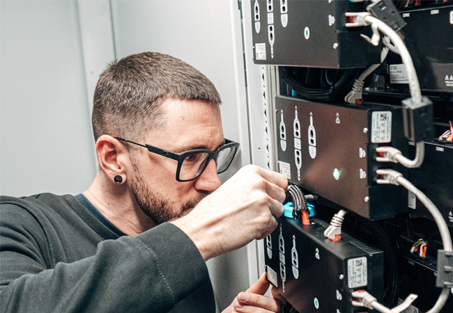 PB: e.battery systems realisiert Energiespeichersysteme (BESS) - Assemblierung eines Energiespeichercontainers im Inneren der Anlage. / ©: e.battery systems