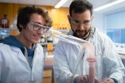 PB: Die Clausthaler Doktoranden Shervin Alikhah Asl (links) und Iliass El Hraoui aus der Arbeitsgruppe v ... / Quelle: Max Fischer / Copyright: TU Clausthal