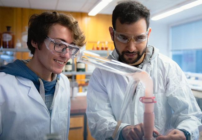 PB: Die Clausthaler Doktoranden Shervin Alikhah Asl (links) und Iliass El Hraoui aus der Arbeitsgruppe v ... / Quelle: Max Fischer / Copyright: TU Clausthal