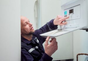 PB: Vorbereitung auf die Heizsaison: Hydraulischer Abgleich, Heizung entlüften und Wasserdruck prüfen. / Die Verwendung dieses Bildes ist für redaktionelle Zwecke honorarfrei. Veröffentlichung bitte mit Bildrechte-Hinweis. Bildrechte: Deutscher Verband Flüssiggas e.V. (DVFG). 
