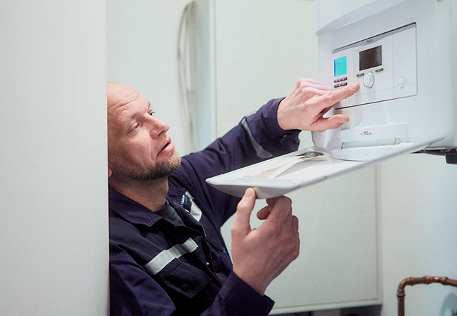 PB: Vorbereitung auf die Heizsaison: Hydraulischer Abgleich, Heizung entlüften und Wasserdruck prüfen. / Die Verwendung dieses Bildes ist für redaktionelle Zwecke honorarfrei. Veröffentlichung bitte mit Bildrechte-Hinweis. Bildrechte: Deutscher Verband Flüssiggas e.V. (DVFG). 