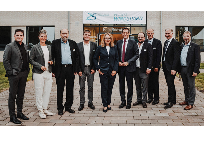 PB: Gastgeber und Ehrengäste beim Jubiläumsfest der Deutschen WindGuard in Varel (von links): Dr. Dennis Kruse (Geschäftsführer Deutsche WindGuard), Sina Beckmann MdL, Gerhard Gerdes, Dr. Knud Rehfeldt (beide Gründer und Geschäftsführer Deutsche WindGuard), Energieökonomin Prof. Dr. Claudia Kemfert, Niedersachsens Ministerpräsident Olaf Lies, Leif Rehfeldt (Geschäftsführer Deutsche WindGuard), Axel Albers (Gründer und Geschäftsführer Deutsche WindGuard Consulting), Gerd-Christian Wagner, Bürgermeister der Stadt Varel, und Sven Ambrosius, Landrat des Landkreises Friesland. / ©: Ulf Duda/fotoduda.de