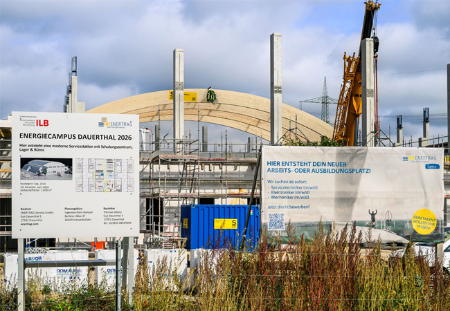 PB: Speicher (Servicehalle) mit Bauschildern / ©: Tom Schweers