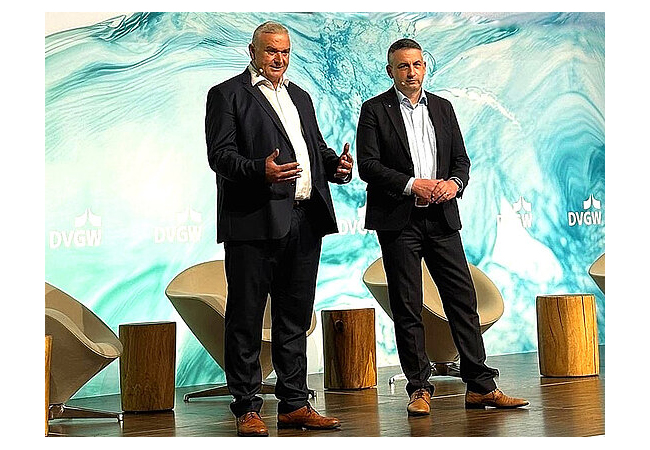 PB: Jörg Höhler (l.) in Bonn nach seiner Wiederwahl als DVGW-Präsident auf der Bühne mit Gunar Schmidt, Vizepräsident Gas.