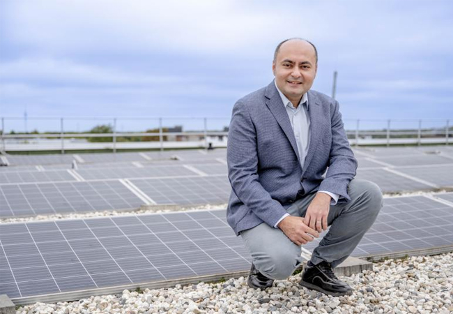 PB: Elkhan Richard Sadik-Zada ist überzeugt: Solarstrom in Entwicklungsländern bewirkt nur Gutes. / ©: RUB, Marquard