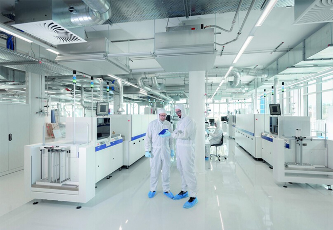 PB: Blick ins Fraunhofer ISE Photovoltaik-Technologie Evaluations Center PV-TEC. / ©: Fraunhofer ISE