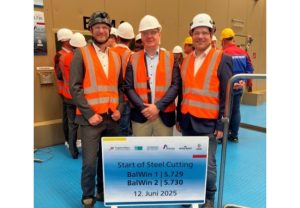PB: Beim offiziellen Fertigungsstart für die Offshore-Konverterplattformen in der Meyer Werft in Papenburg (v.l.n.r.): Sebastian Holtz, Projektleiter bei TÜV SÜD, Dr. Robert Kasper, Projektleiter Offshorestation bei Amprion und Sandro Schmidt, Technischer Leiter bei TÜV SÜD.