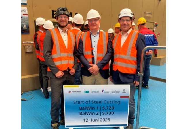 PB: Beim offiziellen Fertigungsstart für die Offshore-Konverterplattformen in der Meyer Werft in Papenburg (v.l.n.r.): Sebastian Holtz, Projektleiter bei TÜV SÜD, Dr. Robert Kasper, Projektleiter Offshorestation bei Amprion und Sandro Schmidt, Technischer Leiter bei TÜV SÜD.