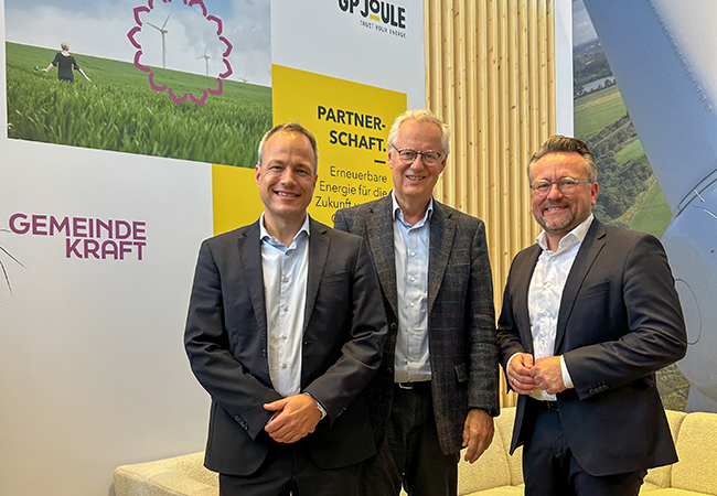 PB: Stellten auf der Messe HUSUM WIND die gemeinsame Initiative GEMEINDEKRAFT vor (v.l.n.r.): Ulf Ehlers (GP JOULE), Dr. Karl-Heinrich Melzer (Nordkirche) und André Steinau (GP JOULE).